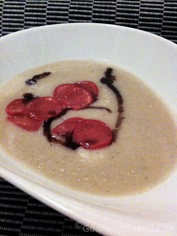 Kohlrabicremesuppe with sweet and sour radishes